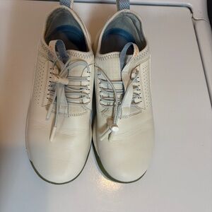 Clove shoes for healthcare professionals size 7.5